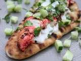 Tartine à l'indienne : poulet tandoori sur pain naan et yaourt au concombre