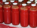 Jus de tomates en bouteilles