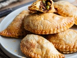 Empanadas au bœuf et paprika, œufs et petits pois