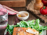 Feta saganaki dans une feuille au miel et au sésame