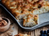 Focaccia sans pétrissage au bleu d'auvergne et aux noix