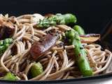 Nouilles soba, champignons shiitakés et asperges vertes