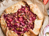 Tarte rustique à la fraise, rhubarbe à la cardamome