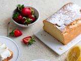 Tranches de cake aux fraises et mousse au citron