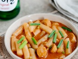 Tteokbokki; gâteaux de riz coréens et sauce épicée