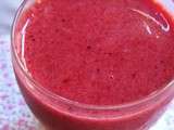 Smoothie rose pour dimanche matin ensoleillé