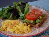 Salade express, toast d’avocat, tomate et omelette d’Alberto