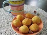 Mini-madeleines aux boutons de roses séchés