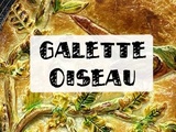 Galette des rois originale avec un oiseau sur la branche