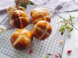 Hot cross buns à la cannelle et cardamome