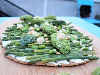 Hit du Printemps : Tarte aux Asperges et Pesto de Fèves sur Base de Crackers Géant (ig Bas)