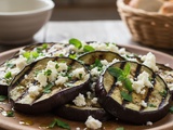 Aubergines grillées à la feta et aux herbes : la recette estivale parfaite