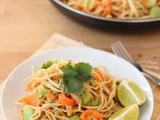 Nouilles sautées aux fèves, rubans de carottes et petits pois