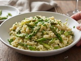 Risotto aux asperges vertes : recette facile et crémeuse prête en 30 minutes