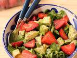 Salade d’avocats et fraises — vinaigrette au miel et au pavot