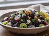 Salade de riz noir au bleu et au raisin : recette simple et savoureuse