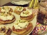 Blinis à la mousse de roquefort et pistaches