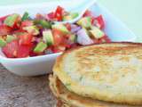 Pancakes oignons, aneth et salsa de tomates avocats