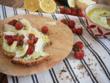 Tartine Houmous de courgette, tomates, Brebis