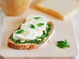 Bruschetta pesto mozzarella