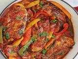 Poulet aux poivrons, tomates et oignons