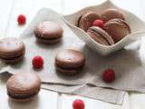 Macarons au chocolat et aux framboises