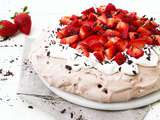 Pavlova au chocolat et à la fraise