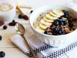 Porridge au lait de coco, banane, myrtille et noix de pécan