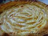 Tarte aux pommes sur lit de groseilles et éclats de noisettes