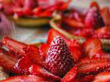 Tartelettes aux fraises sur lit de chocolat