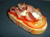 Tartine jambon cru et tomates sur lit de mozzarella