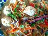 Bouillon curry et lait de coco,  nouilles soba, boulettes de volaille épicées