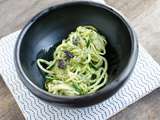 Spaghetti de courgette, pesto de basilic thaï à l'orange et cajou