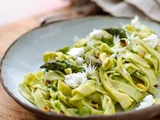 Tagliatelles aux asperges et pesto d'ail des ours et pistaches