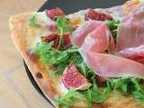 Pizza d'automne : figues, chèvre, miel, jambon cru et roquette