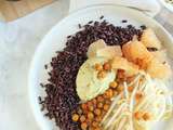 Salade de riz noir, houmous à l'avocat, pois chiches rôtis épicés, pousses de haricots mungo et suprêmes de pomelo