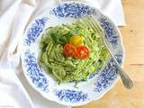 Zoodles (spaghetti de courgettes) au pesto d'avocat et tomates cerises