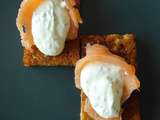 Toasts de pain d’épices au yaourt à la grecque, raifort et saumon fumé