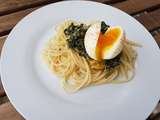 Oeuf mollet sur lit de choukale et spaghettis