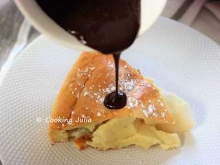 Clafoutis poire-amande, sauce au chocolat