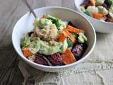 Veggie bowl au quinoa, sauce à l'avocat