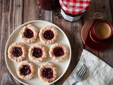 Biscuits moelleux à la noix de coco et confiture de framboise