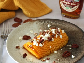 Butternut hasselback au sirop d'érable, noix de pécan et feta