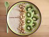 Smoothie bowl bananes, lait de coco et kiwi