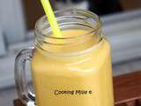 Smoothie mangue, banane, citron vert et lait de coco