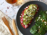 Toast au houmous de betterave, avocat et feta