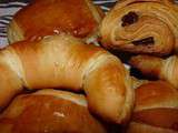 Croissants et chocolatines ( pains au chocolat) pour le week-end