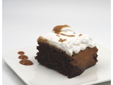 Poke cake chocolat coulis carambar et chantilly coco (sans gluten)