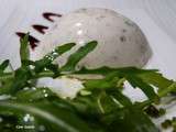 Dome de chevre frais aux fruits secs sur salade de roquette