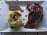 Rôti de cerf sauce bordelaise à la moelle, écrasé de pommes de terre à l'huile de truffe